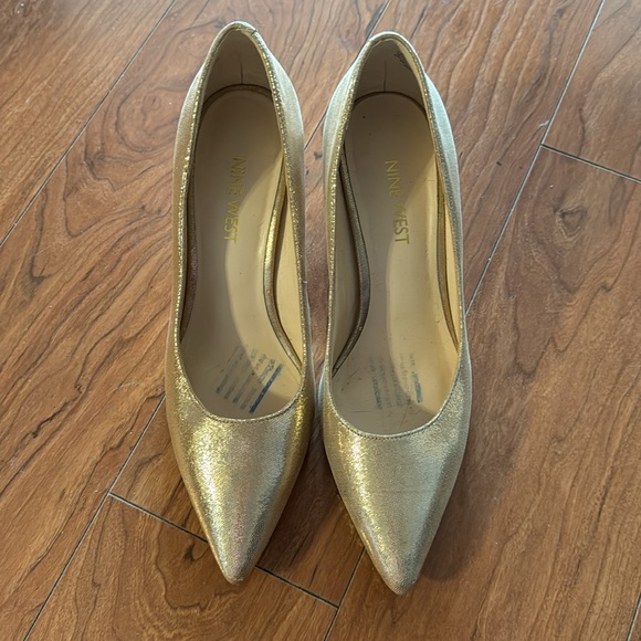 Metallic gold pumps - Picture 2 of 4
